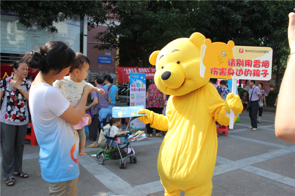 5月29日，梧州市婦幼保健院到潘塘公園參與衛(wèi)生系統(tǒng)開展的世界無煙日宣傳活動，該院醫(yī)務(wù)人員扮成可愛的卡通造型，呼吁市民為孩