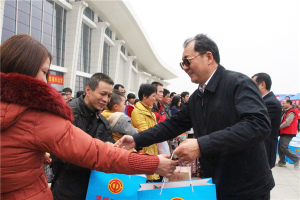 自治區(qū)人大常委會副主任、總工會主席王躍飛為返鄉(xiāng)農(nóng)民工贈送新春大禮包.jpg