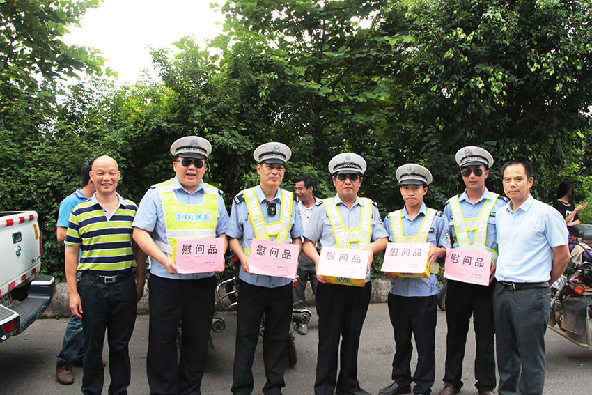 梧州市總到一線交警工作崗位上送清涼送關(guān)懷(圖文)