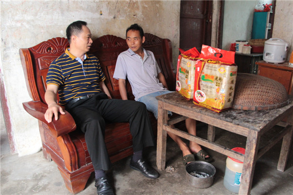 8月12日，梧州市總工會(huì)黨組書記、常務(wù)副主席梁耀中前往藤縣塘步鎮(zhèn)龍安村定點(diǎn)貧困戶家中，為他們送上慰問(wèn)品并了解他們的家庭情