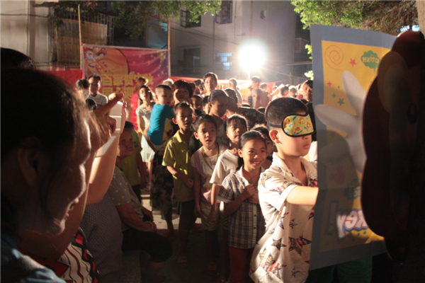 在中秋節(jié)來臨之際，為進一步拓展“雙報到”活動，踐行“兩學一做”學習教育，關愛社區(qū)職工群眾，營造歡樂祥和的節(jié)日氛圍，梧州市