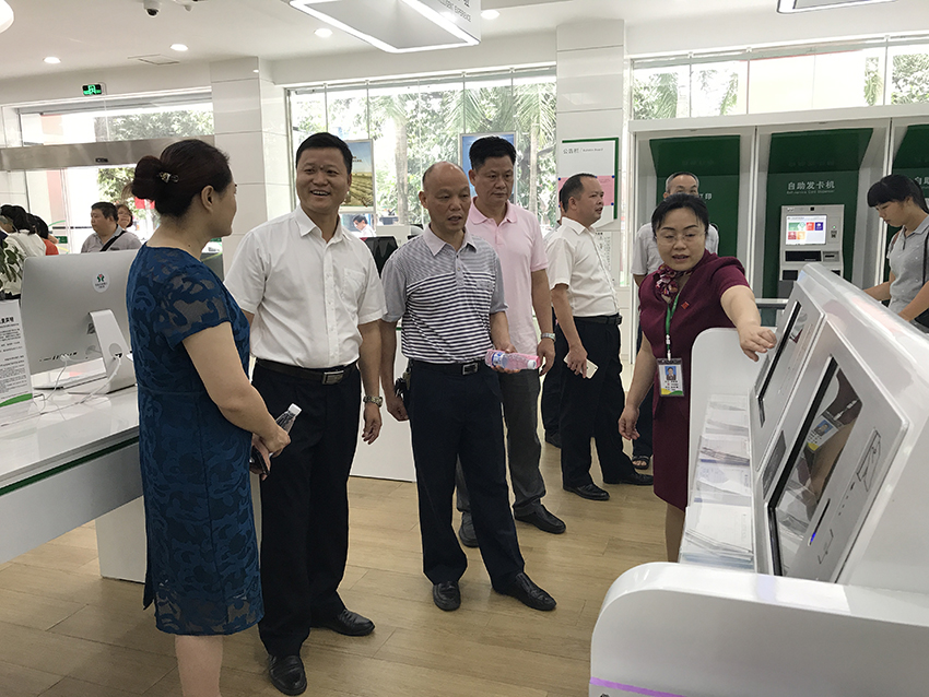 5-與會人員觀摩岑溪農(nóng)村商業(yè)銀行營業(yè)大廳，圖為觀摩銀行智能新系統(tǒng).JPG