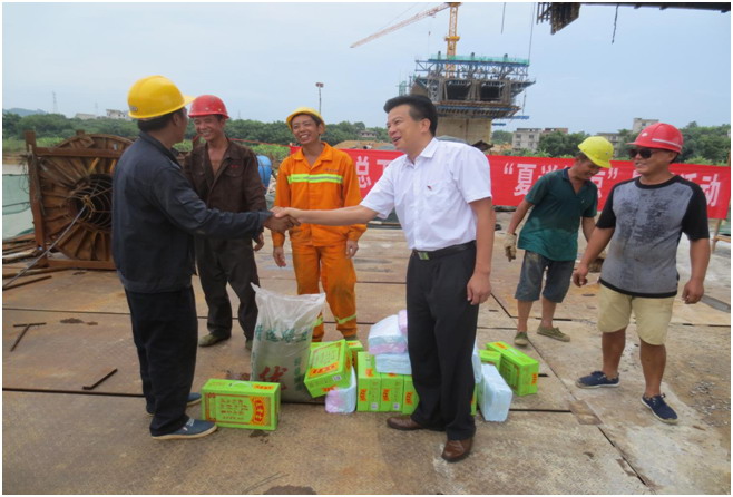 藤縣人大副主任、總工會主席陳淼東在衫花根大橋建設工地開展“夏送清涼”慰問活動.jpg