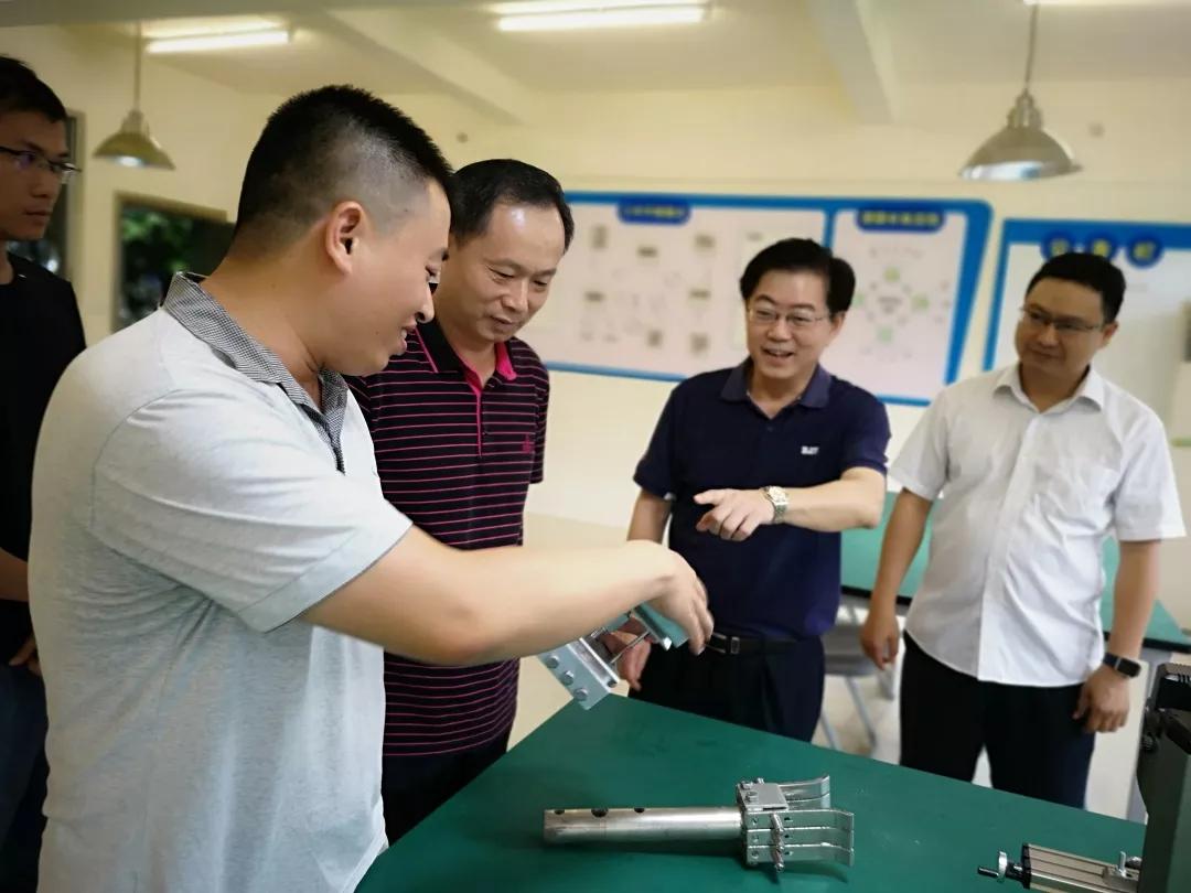 發(fā)揮勞模示范效應(yīng) 打造過硬技術(shù)團(tuán)隊(duì)