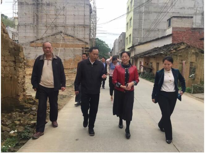 市總工會(huì)黨組書記、常務(wù)副主席梁耀忠到掛點(diǎn)幫扶村調(diào)研