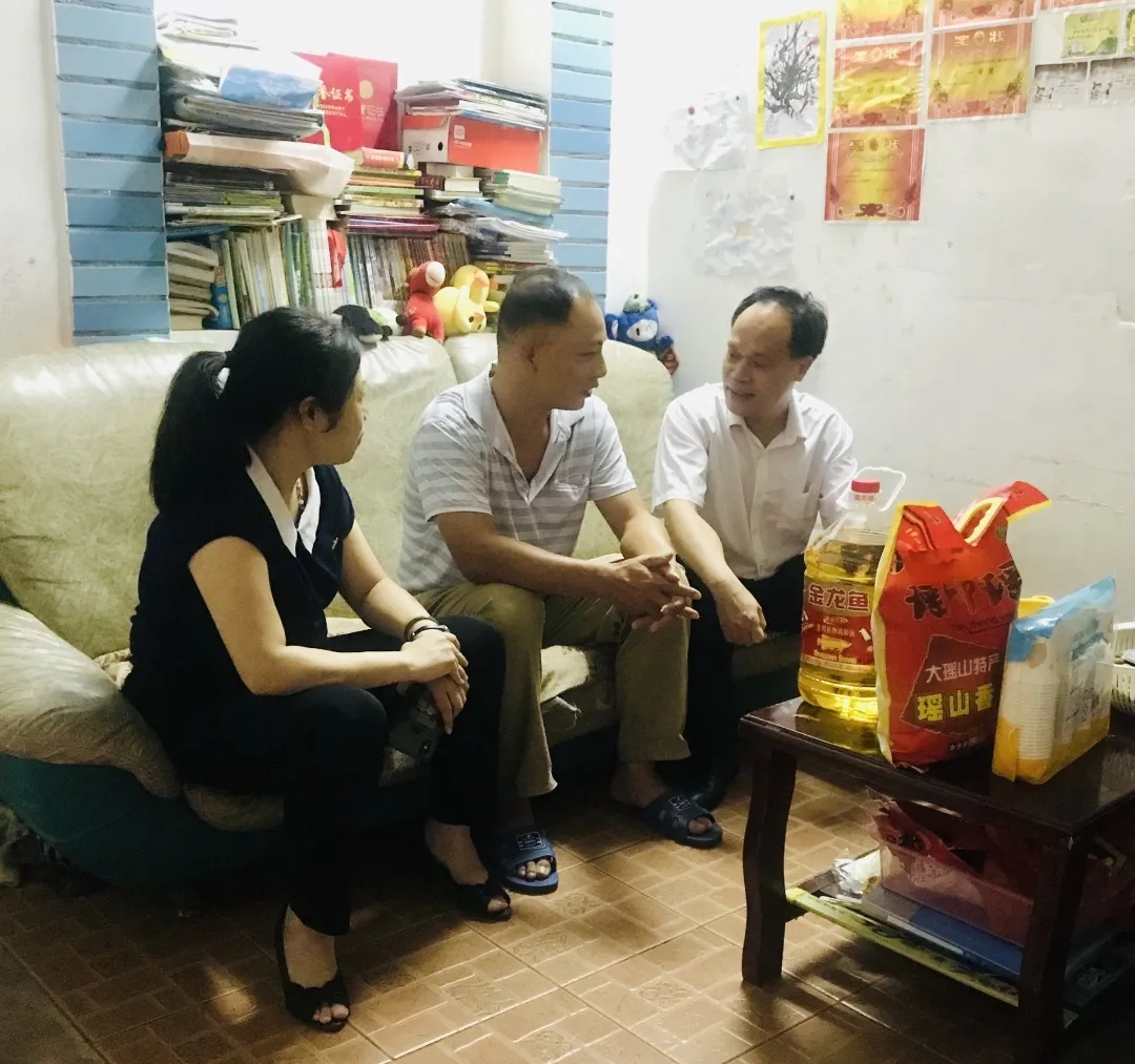 節(jié)日慰問暖人心，結(jié)對幫扶情誼真