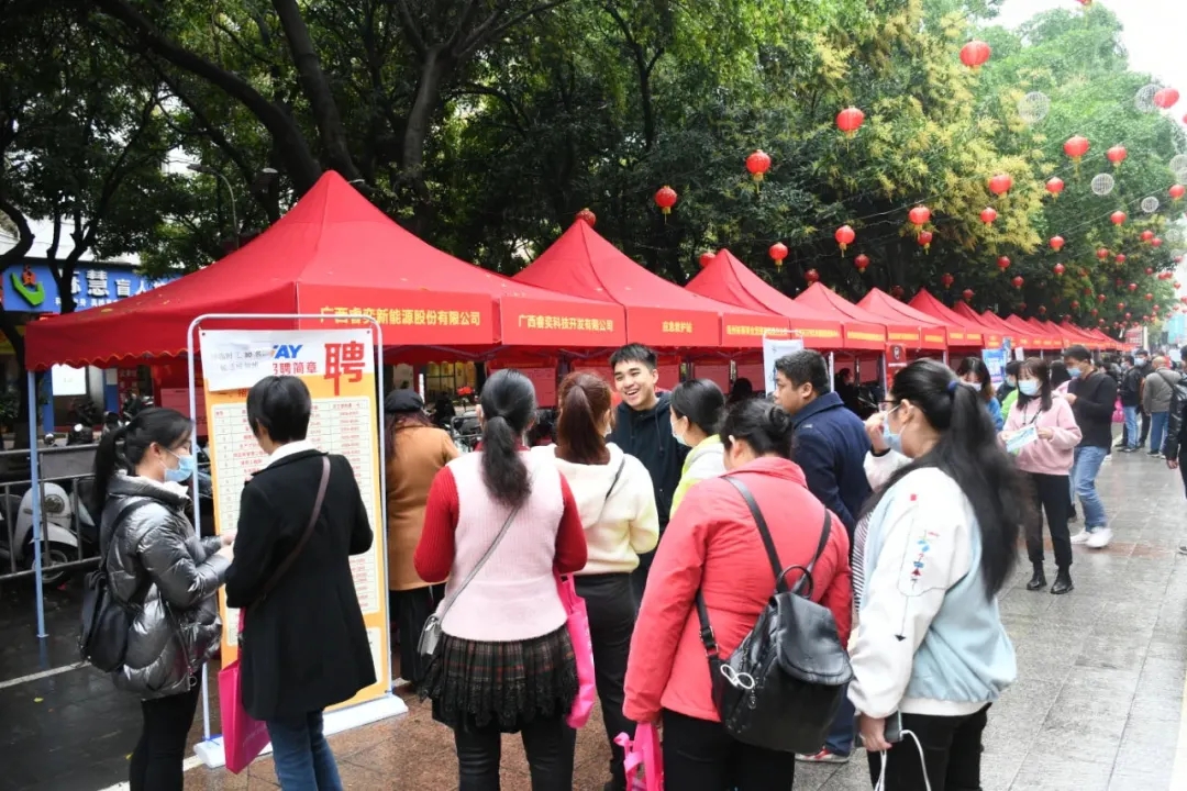 “春風(fēng)送真情 就業(yè)暖民心”活動(dòng)在旺城廣場(chǎng)舉行