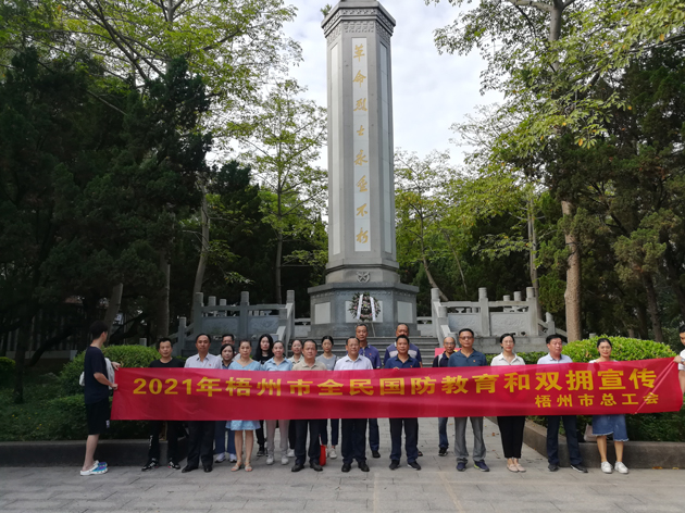 瞻仰烈士紀念碑，在緬懷烈士中提升國防意識