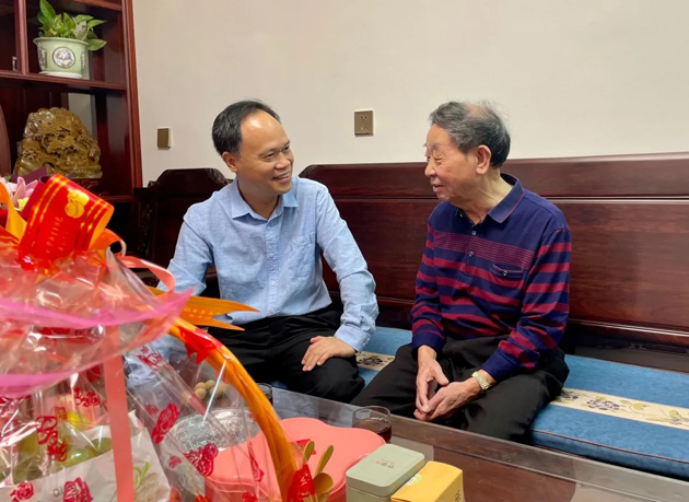 秋意濃，情意真，重陽慰問暖人心