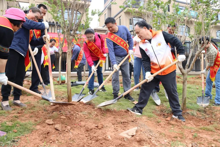 弘揚勞模精神、勞動精神、工匠精神！梧州勞模工匠義務植樹迎“五一”