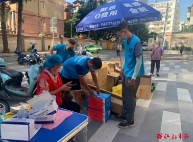 【職工抗“疫”剪影】⑤送餐、送菜、送藥、送米油……疫情期間奔走在物資配送一線的外賣(mài)小哥