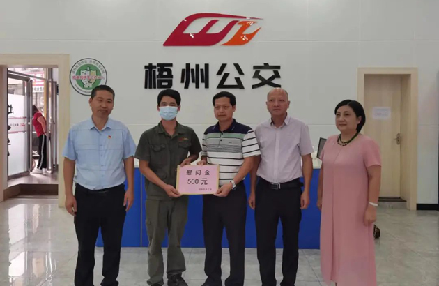 【喜迎二十大】慶豐收 迎盛會(huì) 丨梧州市總工會(huì)開(kāi)展走訪慰問(wèn)農(nóng)民工活動(dòng)