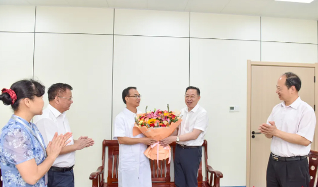 發(fā)揮示范引領(lǐng)作用 展現(xiàn)新?lián)?dāng)新作為丨李振品看望慰問勞動(dòng)模范和先進(jìn)工作者代表