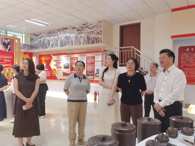 中國曲藝家協(xié)會(huì)專家組走進(jìn)職工之家參觀“潘楚華藝術(shù)事業(yè)主題檔案展”