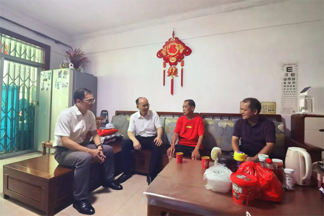 暖心慰問(wèn)顯真情 薪火相傳續(xù)華章|梧州市總工會(huì)開(kāi)展2025年