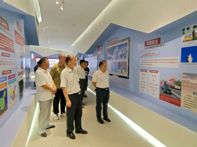 市總工會(huì)干部職工參觀(guān)梧州市總體國(guó)家安全觀(guān)教育展和紀(jì)念中國(guó)人民抗日戰(zhàn)爭(zhēng)暨世界反法西斯戰(zhàn)爭(zhēng)勝利80周年黨的隱蔽戰(zhàn)線(xiàn)主題展