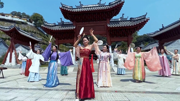 聽，梧州學(xué)院的教職工演繹《禮儀之邦》向祖國73周年華誕獻(xiàn)禮