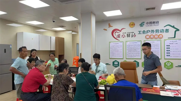 把思念和祝福郵回家丨藤縣郵政工會驛站開展外出務工人員免費郵寄月餅暨積分兌月餅活動