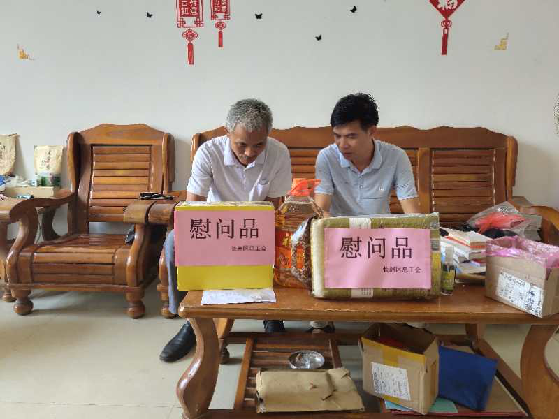 長洲區(qū)總工會(huì)走訪慰問農(nóng)民工勞模