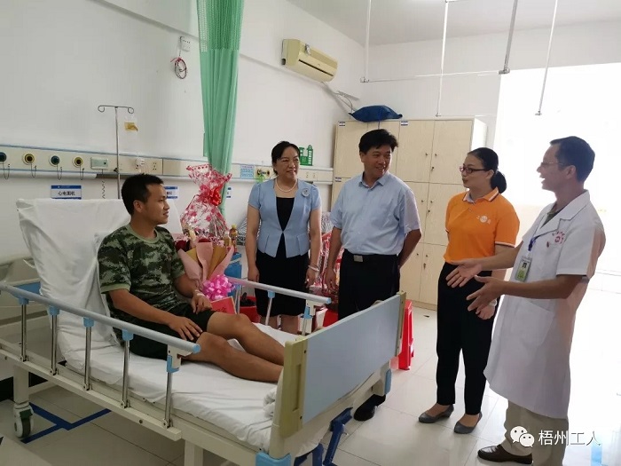 岑溪市總工會(huì)慰問塌方搜救一線工作隊(duì)員