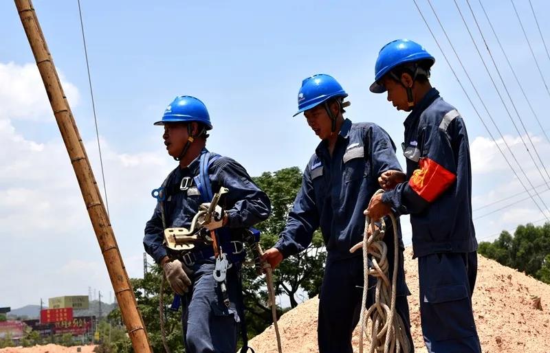 南方電網(wǎng)廣西新電力集團(tuán)蒼梧縣公司工會為異地扶貧搬遷社區(qū)群眾送去清涼