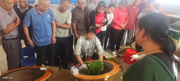 蒙山縣總工會舉辦“送培創(chuàng)工程”手工制作炒茶技能培訓班