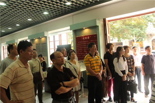 為踐行社會(huì)主義核心價(jià)值觀，進(jìn)一步弘揚(yáng)優(yōu)秀傳統(tǒng)文化，引領(lǐng)全市廣大職工群眾文明祭祖，文明追思。4月3日梧州市總工會(huì)組織干部職