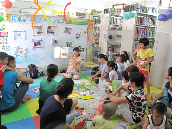 參與繪本故事會親子閱讀活動